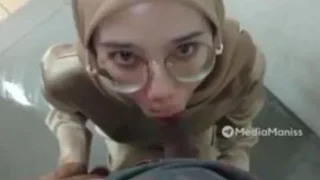 Skandal Ibu Guru Nyepong Keluarin di Mulut