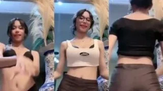 Rissa Ebot Sambil Pamerin Uting Nenen