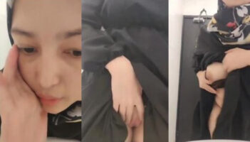 Pap Cewek Jilbab Pamerin Memek Di WC